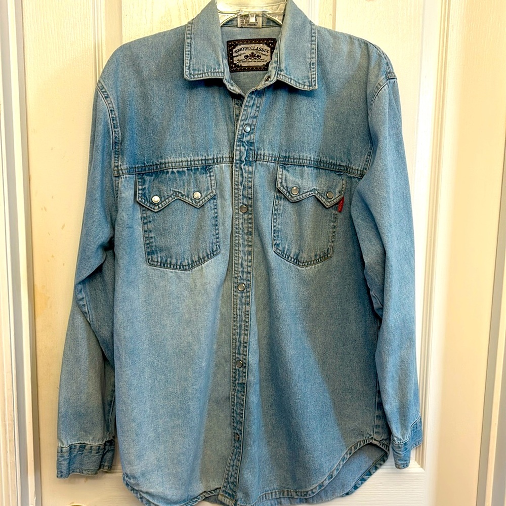 De’Mode Classic vintage Jean jacket size S 100% cotton. Pearl snaps 2 pockets